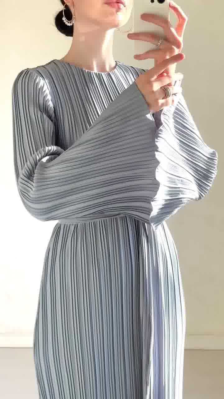 Women's Pleated Flared-sleeved Mixi Dress